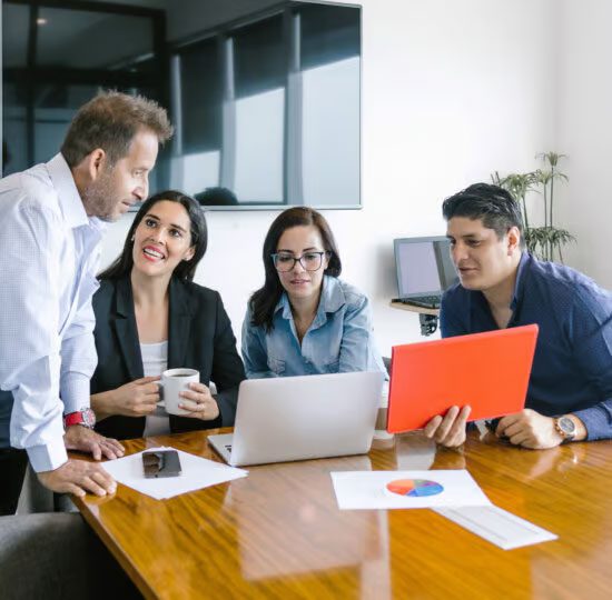 equipo técnico brindando administración y soporte moodle profesional